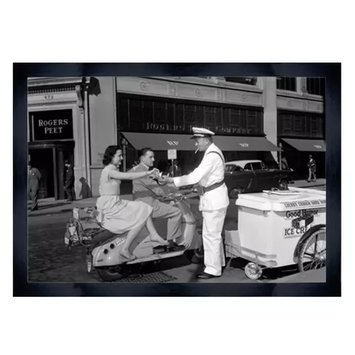 Couple buying ice cream 80x60x3cm